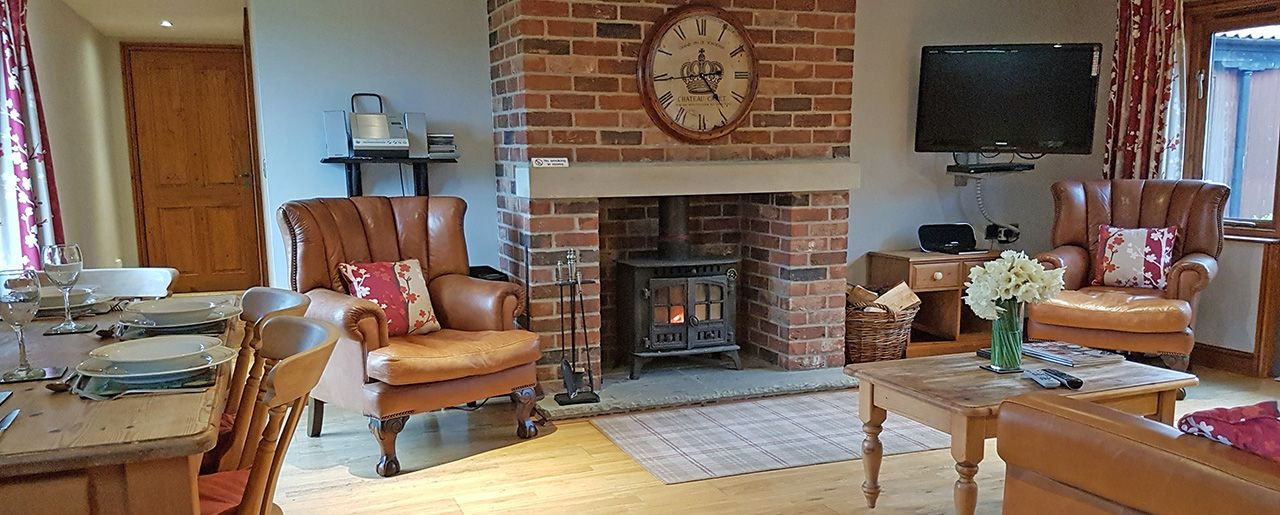 Places to stay in Lincolnshire, Elm cottage with soft leather sofa and chairs in the lounge.