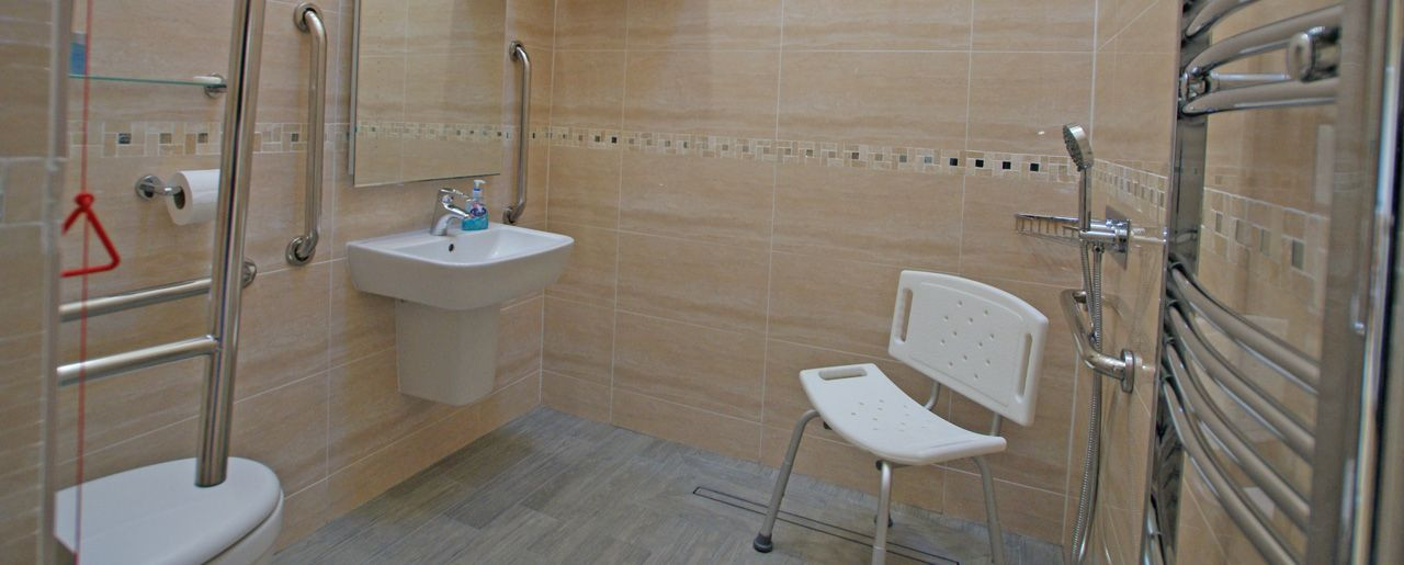 Self-catering holiday cottage with wheelchair accessible wet room shower